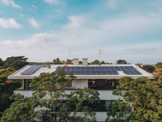 Comment maximiser l'efficacité énergétique en combinant toit blanc et panneaux solaires ?