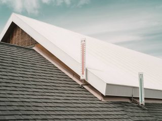 Comment choisir entre un toit blanc et un isolant traditionnel pour optimiser l'efficacité thermique de votre bâtiment ?