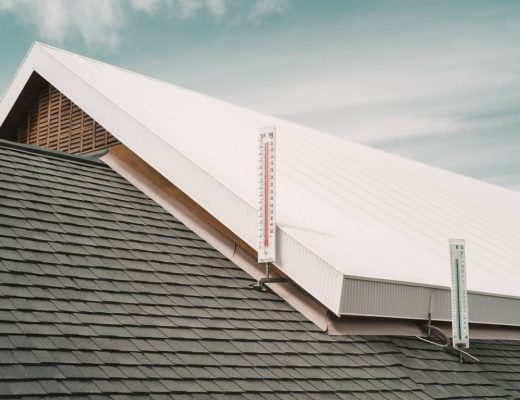 Comment choisir entre un toit blanc et un isolant traditionnel pour optimiser l'efficacité thermique de votre bâtiment ?