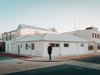 "Comment les toits blancs peuvent-ils contribuer à atténuer les îlots de chaleur urbains ?"