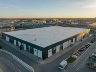 Les toits blancs dans les entrepôts logistiques : un levier méconnu pour réduire les coûts et améliorer le confort des salariés