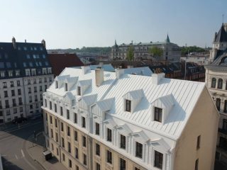 Les toits blancs face aux canicules de plus en plus fréquentes : une solution d’adaptation pour les bâtiments publics et privés